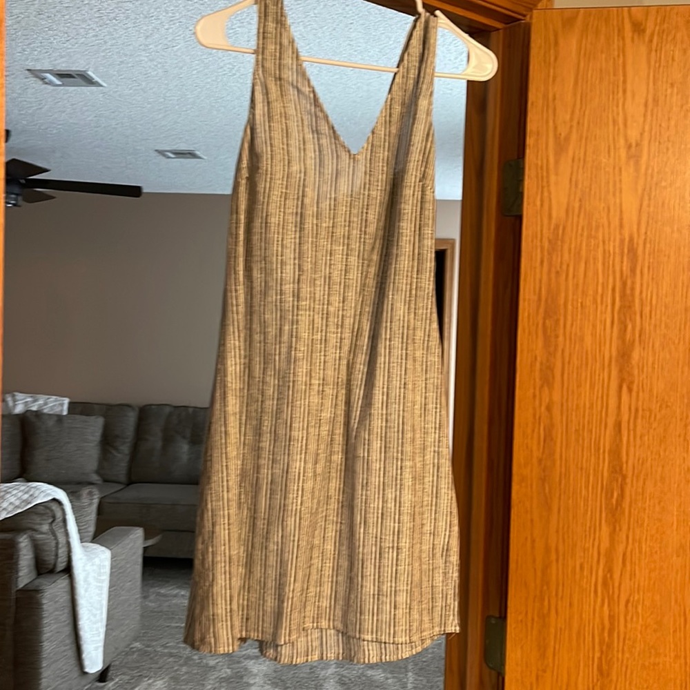 Fun linen dress, with an open back and tie